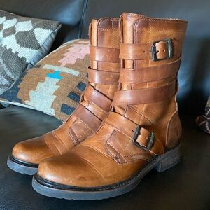 Perfect condition FRYE Tanker Boots size 9
